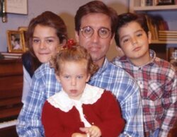 De 'Médico de familia' a 'Machos alfa': La evolución de la figura paterna a través de las series españolas