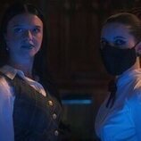 Clara Alexandrova y Anwen O'Driscoll en 1x08 titulado 'El club secreto' de 'Apuesta'