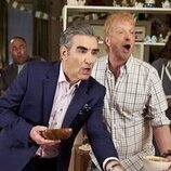 Dan Levy y Chris Elliott en la temporada 4 y el capítulo 10 de 'Schitt's Creek'