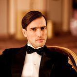 Ed Stoppard es Sir Hallam Holland