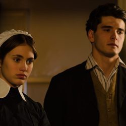 Julio y Catalina observan el cadáver de Cristina en 'Gran Hotel'