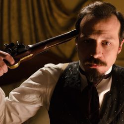 Alfredo Vergara (Fele Martínez) se apunta con un arma en 'Gran Hotel'