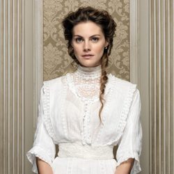 Amaia Salamanca da vida a Alicia Alarcón en 'Gran Hotel'
