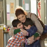 Debra Messing con los gemelos en 'The Mysteries of Laura'