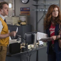 Debra Messing y Max Jenkins en 'The Mysteries of Laura'