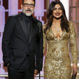 Los actores Jeffrey Dean Morgan y Priyanka Chopra durante la Gala de los Globos de Oro 2017