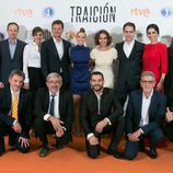 Los actores y el equipo de producción de 'Traición' posan juntos en el FesTVal