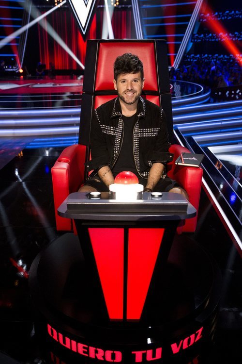 Pablo López muy sonriente en su sillón de coach de 'La Voz'