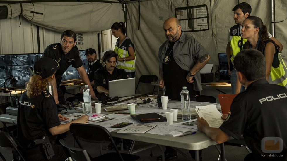 El equipo de policías en el último episodio de 'Vis a vis'