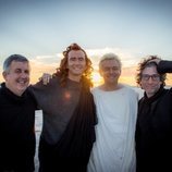 Los protagonistas de 'Good Omens' posan junto a los creadores de la serie