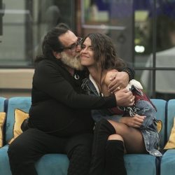 Juan Miguel dando un beso a Sofía Suescun, en la Gala 12 de 'GH Dúo'