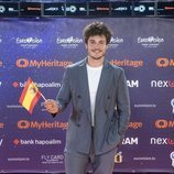 Miki Núñez posando en la alfombra naranja de Eurovisión 2019