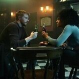 Rosalind Eleazar y Jack Lowden en el 4x01 de 'Slow Horses'