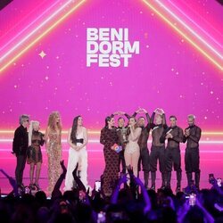 Melody, sus bailarines, Nebulossa y las presentadoras del Benidorm fest 2025