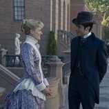 Harry Richardson y Louisa Jacobson en el 2x06 de 'La edad dorada'