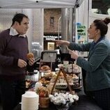Richard Kind y Sara Bareilles en Capítulo 6 titulado 'New York' de 'Girls5eva'